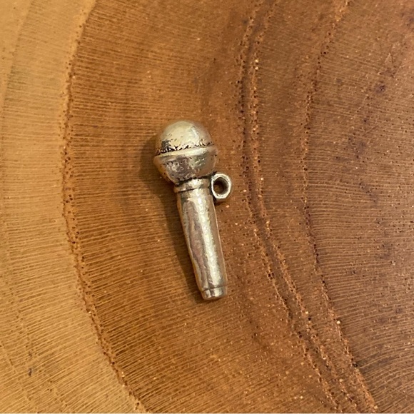 RETIRED James Avery microphone charm, sterling silver 🎤 - Picture 1 of 3